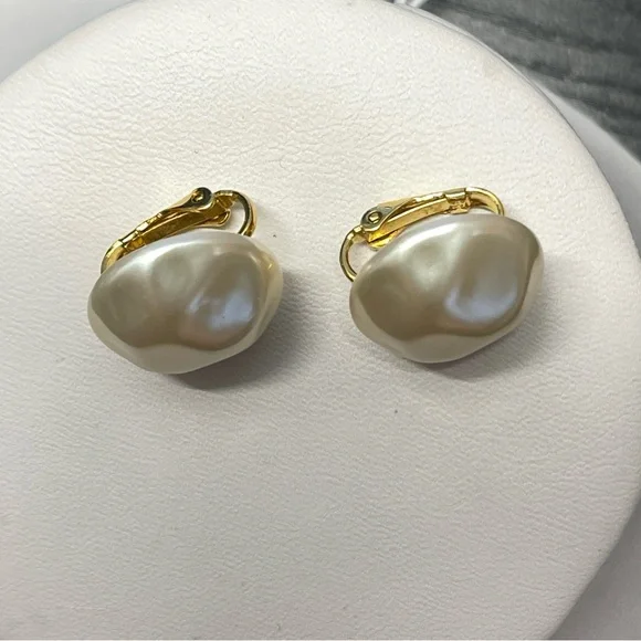 Vintage Liz Claiborne Faux Baroque Pearl Cream Gold Tone Clip On Earrings 90s - Picture 2 of 6
